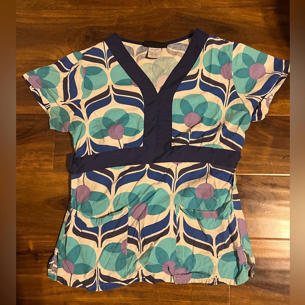 257. Pretty Scrub Top with Tie-Back